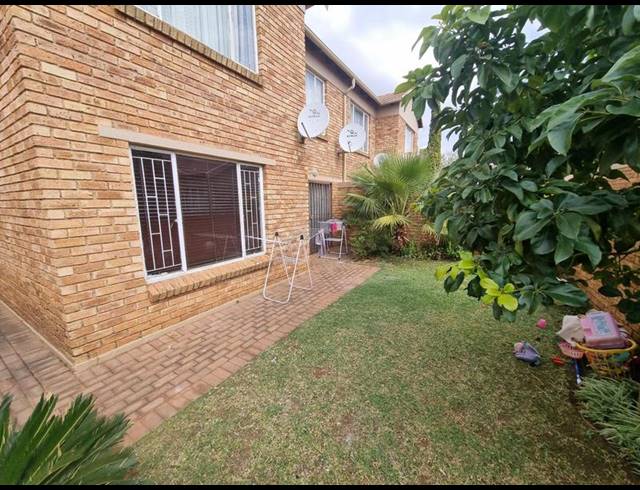 2 BEDROOM APARTMENT FOR SALE IN HEUWELSIG ESTATE